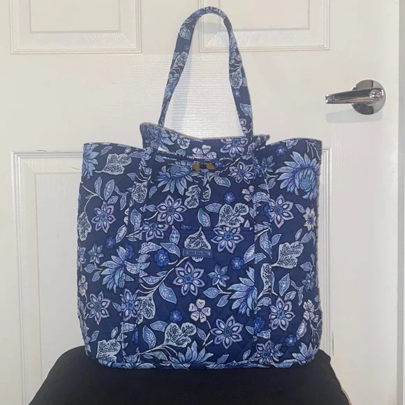 BEAUTIFUL ..!!!!Vera Bradley Navy and White Floral tote bag Vera Bradley Large Quilted Overnight Mod Flora Blue Tote Bag  main image 2